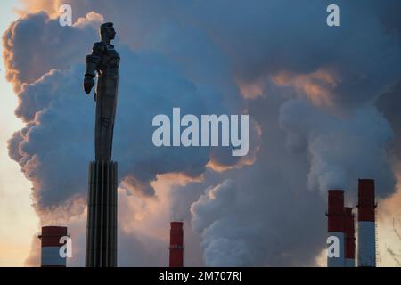 Moscou, Russie. 6th janvier 2023. La vapeur d'une centrale s'élève au-dessus d'un monument au cosmonaute soviétique Yuri Gagarin à Moscou, Russie, 6 janvier 2023. La température basse locale a atteint moins 22 degrés Celsius jeudi. Credit: Alexander Zemlianichenko Jr/Xinhua/Alay Live News Banque D'Images