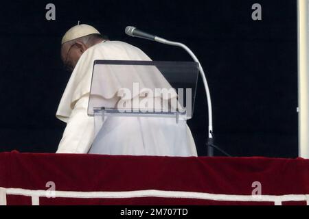 Vatican, Vatican. 06th janvier 2023. Le pape François quitte la fenêtre du palais apostolique après avoir parlé à des fidèles dominant la place Saint-Pierre lors de la prière hebdomadaire Angelus au Vatican, sur 6 janvier 2023. (Photo de Giuseppe Fama/Pacific Press/Sipa USA) crédit: SIPA USA/Alay Live News Banque D'Images