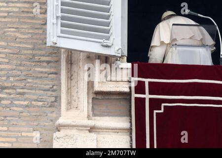 Vatican, Vatican. 06th janvier 2023. Le pape François quitte la fenêtre du palais apostolique après avoir parlé à des fidèles dominant la place Saint-Pierre lors de la prière hebdomadaire Angelus au Vatican, sur 6 janvier 2023. (Photo de Giuseppe Fama/Pacific Press/Sipa USA) crédit: SIPA USA/Alay Live News Banque D'Images