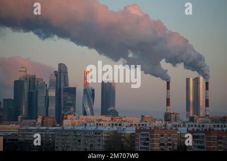 Moscou, Russie. 6th janvier 2023. Vapeur s'élève au-dessus de la ville de Moscou, Russie, 6 janvier 2023. La température basse locale a atteint moins 22 degrés Celsius jeudi. Credit: Alexander Zemlianichenko Jr/Xinhua/Alay Live News Banque D'Images