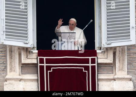 Vatican, Vatican. 06th janvier 2023. Le pape François fait des vagues fidèles de la fenêtre du palais apostolique dominant la place Saint-Pierre lors de la prière hebdomadaire Angelus au Vatican, sur 6 janvier 2023. (Photo de Giuseppe Fama/Pacific Press/Sipa USA) crédit: SIPA USA/Alay Live News Banque D'Images
