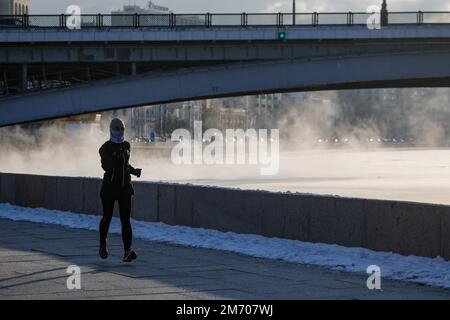 Moscou, Russie. 6th janvier 2023. Une femme court le long de la rivière Moskva à Moscou, en Russie, le 6 janvier 2023. La température basse locale a atteint moins 22 degrés Celsius jeudi. Credit: Alexander Zemlianichenko Jr/Xinhua/Alay Live News Banque D'Images