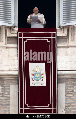 Vatican, Vatican. 06th janvier 2023. Le pape François s'adresse aux fidèles depuis la fenêtre du palais apostolique dominant la place Saint-Pierre lors de la prière hebdomadaire Angelus au Vatican, sur 6 janvier 2023. (Photo de Giuseppe Fama/Pacific Press/Sipa USA) crédit: SIPA USA/Alay Live News Banque D'Images