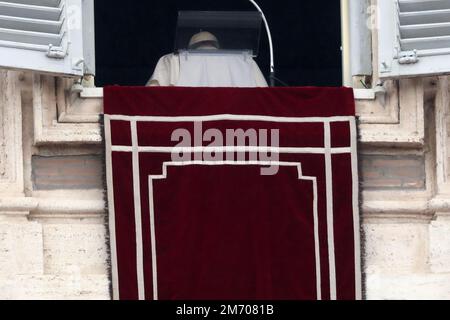 Vatican, Vatican. 06th janvier 2023. Le pape François quitte la fenêtre du palais apostolique après avoir parlé à des fidèles dominant la place Saint-Pierre lors de la prière hebdomadaire Angelus au Vatican, sur 6 janvier 2023. (Photo de Giuseppe Fama/Pacific Press/Sipa USA) crédit: SIPA USA/Alay Live News Banque D'Images