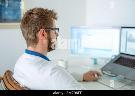 Programmeur écrit le code du programme sur computer in office Banque D'Images
