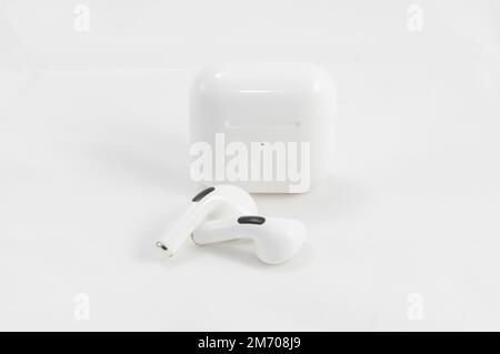 Casque sans fil blanc sur fond blanc. Paire d'écouteurs Banque D'Images