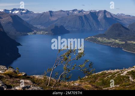 Vue sur Åndalsnes, Norvège, par temps clair Banque D'Images