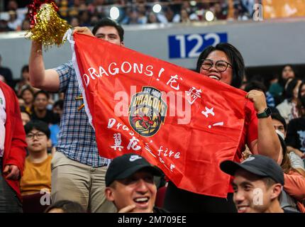 Pasay, Philippines. 6th janvier 2023. Les fans de Bay Area Dragons réagissent pendant le match 4 entre Barangay Ginèra San Miguel et Bay Area Dragons lors de la finale de la coupe du Commissaire de l'Association philippine de basket-ball (PBA) à Pasay City, aux Philippines, le 6 janvier 2023. Crédit: Rouelle Umali/Xinhua/Alamy Live News Banque D'Images