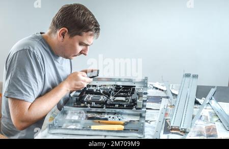 Man ENGINEER, Collector.Independent Self Computer assembly. Montage dans les sockets processeur, RAM mémoire vive, carte mère, ventilateur. Montage de la CR domestique Banque D'Images