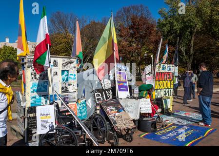 Protestataire devant la Maison Blanche dans le Lafayette Square, un parc public situé dans le President's Park, Washington, D.C., États-Unis Banque D'Images