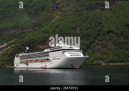 GEIRANGER, NORVÈGE - 6 JUILLET 2016 : le paquebot MSC Opera est à l'ancre dans le fjord de Geiranger, près de la ville de Geiranger. Banque D'Images