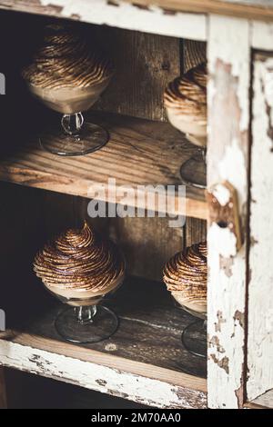 Mousse au chocolat et à la vanille dans une cuisine rustique Banque D'Images