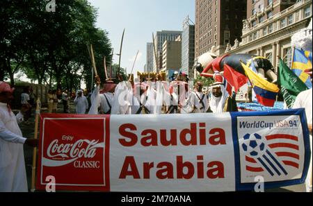 firo, 06/15/1994 archive photo, archive photo, archive photos football, Football, COUPE DU MONDE 1994 USA, PARADE de la coupe du MONDE 94, cérémonie d'ouverture, à Chicago figure, cérémonie d'ouverture, chaque pays a son propre, wagon, déposant, image symbolique, Wagon, par , Arabie Saoudite , Arabie Saoudite , Arabie Saoudite , Coco Cola Banque D'Images