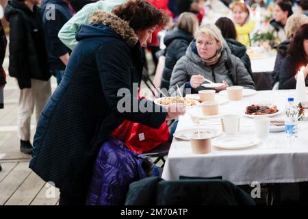 6 janvier 2023, Wroclaw, Wroclaw, Pologne: La Fondation Raft a organisé un réveillon de Noël orthodoxe pour les réfugiés de guerre d'Ukraine. 350 personnes ont été accueillies la veille de Noël. (Credit image: © Krzysztof Zatycki/ZUMA Press Wire) Banque D'Images