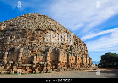 Vue aérienne des ruines du mausolée royal de Mauretania, monument funéraire de Numidian dans la province de Tipaza, Algérie Banque D'Images