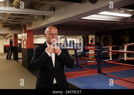 Berlin, Allemagne. 06th janvier 2023. Kai Wegner, le candidat de tête de CDU pour la répétition des élections à la Chambre des représentants de Berlin, donne un entretien lors d'une visite au club de boxe Isigym Boxsport Berlin e.V. Credit: Carsten Koall/dpa/Alay Live News Banque D'Images