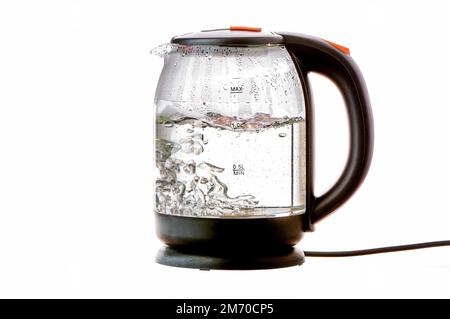 bouilloire électrique en verre avec eau bouillante sur fond blanc isolé Banque D'Images