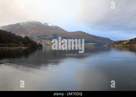 Vue sur l'Innvikfjorden près de Loen en en Norvège Banque D'Images