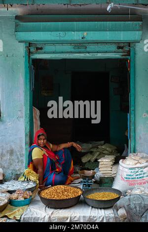 Pushkar, Inde - 7 novembre 2019: Femme vendeur de rue vendant des légumineuses dal dans la rue de Pushkar, Rajasthan, Inde Banque D'Images