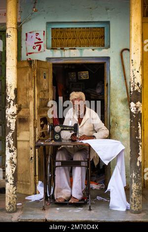 Pushkar, Inde - 7 novembre 2019: Une couture indienne sur mesure avec une vieille machine à coudre dans la rue de Pushkar, Rajasthan, Inde Banque D'Images