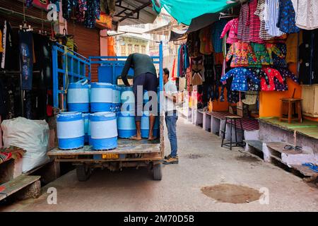 Pushkar, Inde - 7 novembre 2019: Les hommes déchargent le lait du camion dans la rue de Pushkar, Rajasthan, Inde Banque D'Images