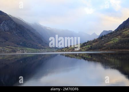 Vue sur l'Innvikfjorden près de Loen en en Norvège. Le paysage se reflète dans l'eau Banque D'Images