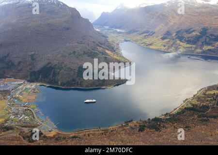 Vue sur l'Innvikfjorden près de Loen en en Norvège Banque D'Images