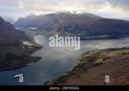 Vue sur l'Innvikfjorden près de Loen en en Norvège Banque D'Images