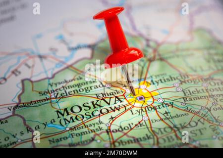 Une épingle rouge localisant la ville russe de Moscou ou Moskva sur une carte détaillée en gros plan pendant l'invasion russe d'Ukrain Banque D'Images