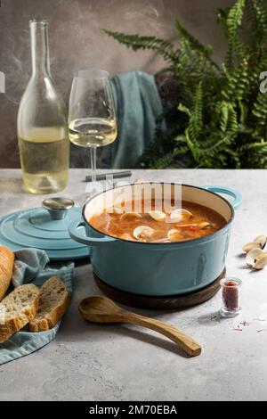 Soupe chaude française Bouillabaisse avec palourdes, soupe de poisson dans une casserole en fonte Banque D'Images