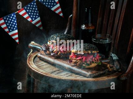 Hamburger de porc tiré au sésame noir avec pomme croquante, chou rouge piquant, pomme croquante, drapeau américain, USA Independence Day Banque D'Images