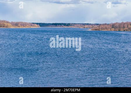 Paysage du début du printemps avec rivière inondée. La nature se réveille après l'hiver Banque D'Images