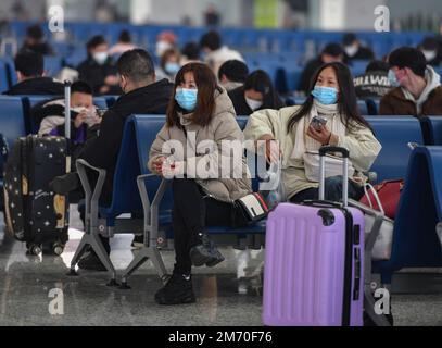 Les passagers portant des masques faciaux par mesure de précaution contre la propagation du covid-19 s'assoient dans la salle d'attente de la gare. (Photo de Sheldon Cooper / SOPA Images / Sipa USA) Banque D'Images