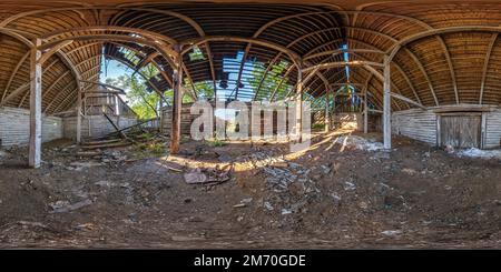 Vue panoramique à 360° de 360 panorama hdr à l'intérieur abandonné en bois en ruine hangar ou ancien bâtiment en panorama hdri sphérique sans couture en projection équirectangulaire