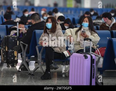 Fuyang, Anhui, Chine. 6th janvier 2023. Les passagers portant des masques faciaux par mesure de précaution contre la propagation du covid-19 s'assoient dans la salle d'attente de la gare. (Image de crédit : © Sheldon Cooper/SOPA Images via ZUMA Press Wire) Banque D'Images