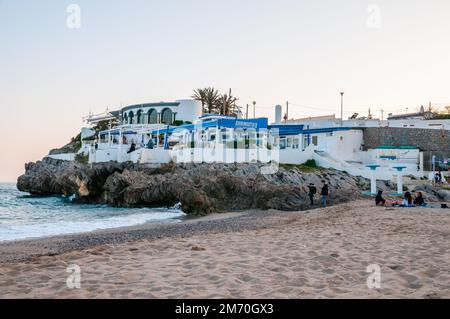 Terrasse de bar aux Casetes del Garraf, petites maisons vertes et blanches dans le beah, Garraf, Barcelone, Catalogne, Espagne Banque D'Images