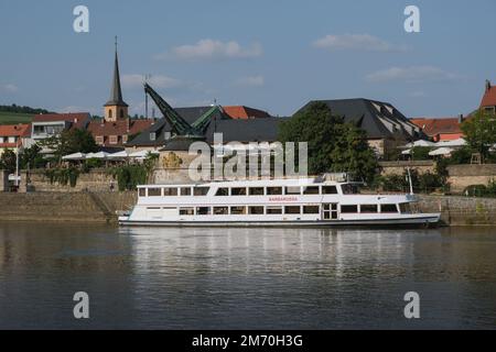 Vue sur la rivière main dans la vieille ville de Würzburg avec le bateau Barbarossa et l'ancienne grue en arrière-plan. Banque D'Images