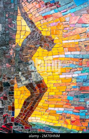 Représentation en mosaïque du corps du Christ suspendu sur la croix. Concepts et religion. Banque D'Images