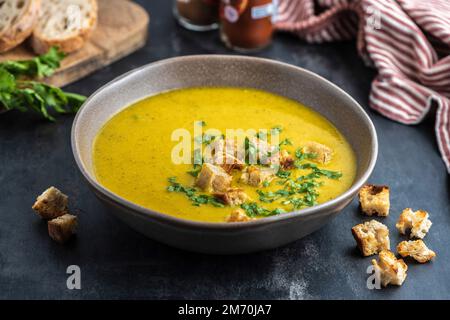 Soupe à la crème de courgettes. Le plat est servi avec des dés de béquilles. Vue de dessus. Banque D'Images