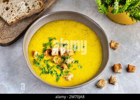 Soupe à la crème de courgettes. Le plat est servi avec des dés de béquilles. Vue de dessus. Banque D'Images