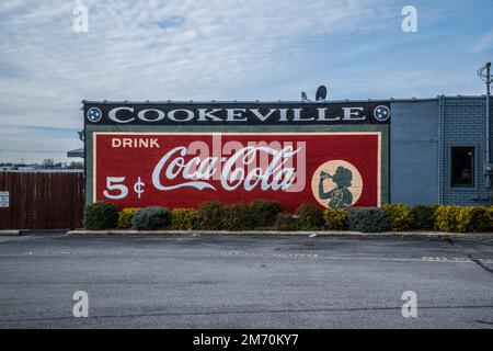 Ancienne affiche publicitaire de Coca-Cola fraîchement peinte sur tout le côté d'un bâtiment dans le centre-ville de Cookeville, Tennessee Banque D'Images