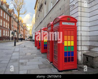 Cabines téléphoniques rouges aux couleurs arc-en-ciel LGBTQ à Londres - LONDRES, Royaume-Uni - 20 DÉCEMBRE 2022 Banque D'Images