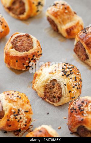 Petits pains à saucisse frais et pâte feuilletée Banque D'Images