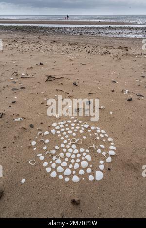 Art néo-celtique sur la plage de Portobello, Édimbourg. Probablement créé sur 1 mai. Banque D'Images