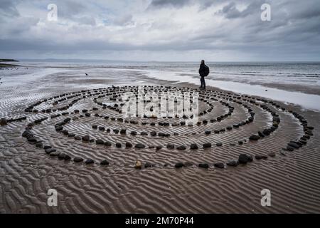 Art néo-celtique sur la plage de Portobello, Édimbourg. Probablement créé sur 1 mai. Banque D'Images