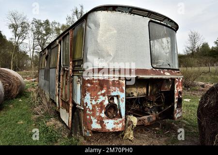 Une camionnette à gauche pour pourrir au milieu d'un champ Banque D'Images