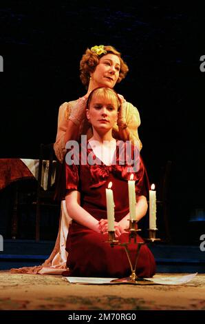 Claire Skinner (Laura Wingfield - avant), Zoe Wanamaker (Amanda Wingfield) dans LA MÉNAGERIE EN VERRE de Tennessee Williams au Comedy Theatre, Londres SW1 11/12/1995 a Donmar Warehouse design de production: Rob Howell éclairage: David Hersey réalisateur: Sam Mendes Banque D'Images