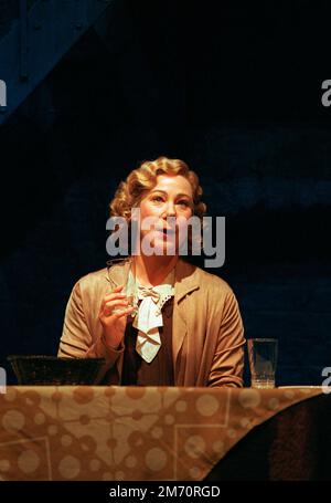 Zoe Wanamaker (Amanda Wingfield) dans LA MÉNAGERIE DE VERRE de Tennessee Williams à l'entrepôt de Donmar 13/09/1995 conception: Rob Howell éclairage: David Hersey réalisateur: Sam Mendes Banque D'Images