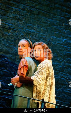 l-r: Claire Skinner (Laura Wingfield), Zoe Wanamaker (Amanda Wingfield) dans LA MÉNAGERIE DE VERRE de Tennessee Williams à l'entrepôt de Donmar 13/09/1995 conception: Rob Howell éclairage: David Hersey réalisateur: Sam Mendes Banque D'Images