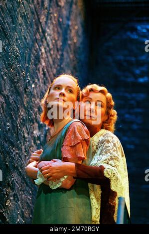 l-r: Claire Skinner (Laura Wingfield), Zoe Wanamaker (Amanda Wingfield) dans LA MÉNAGERIE DE VERRE de Tennessee Williams à l'entrepôt de Donmar 13/09/1995 conception: Rob Howell éclairage: David Hersey réalisateur: Sam Mendes Banque D'Images